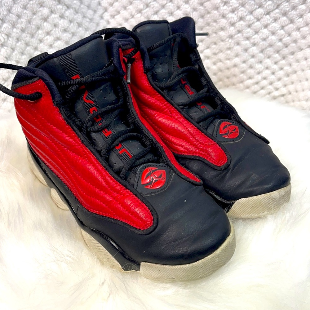 Boy Jordan Sneaker Black Red Used 1.5